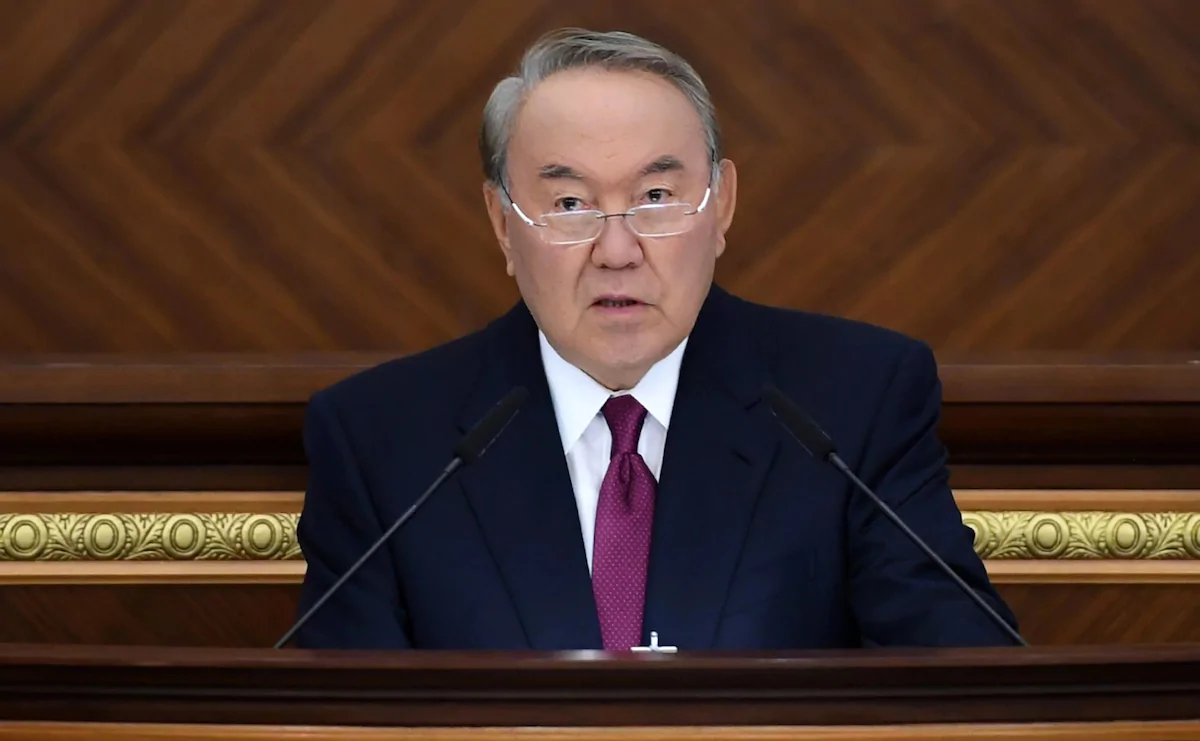 Назарбаев поручил повысить минимальную зарплату до 42 тыс. тенге